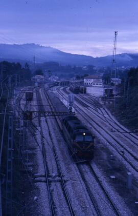 Tren expreso Rías Baixas remolcado por locomotora diésel - eléctrica serie 333 de RENFE de la lín...