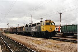 Locomotora diésel - eléctrica 333 - 014 de RENFE, fabricada por MACOSA, pintada en amarillo y gri...