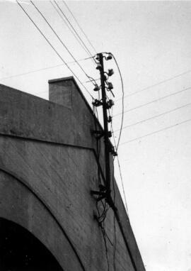 Palomilla para sujección de líneas de comunicaciones en la parte superior de un edificio