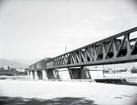 Puente o viaducto metálico de 5 tramos y 226 m de longitud, situado en el km 191,983 de la línea ...