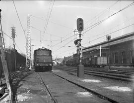 Señal luminosa permisiva de bloqueo automático en vía doble electrificada en una estación sin ide...