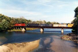 locomotoras diésel CP-5504 (SD40 - 2) la 9526, localizadas encima del puente sobre el río Maquoke...