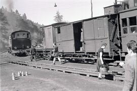 Locomotora de vapor, coches de viajeros, furgón y demás material móvil del Ferrocarril de Langreo...