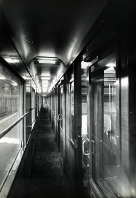 Interior de coche de viajeros, detenido en la estación de Barcelona-Término de la línea de Barcel...