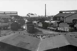 Locomotoras de vapor y vagones en el depósito de máquinas de la estación de Tarragona