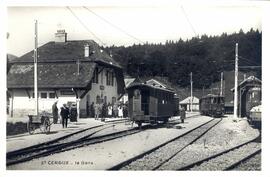 Vista de la estación de la localidad suiza de Saint-Cergue y de viajeros esperando en el andén