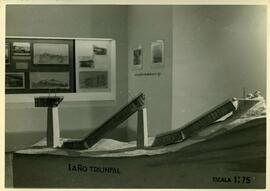Maqueta de un puente metálico destruido posiblemente el de Ormaiztegui, exhibida en la sala de In...