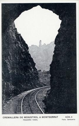 Vista de la salida de un pequeño túnel del Ferrocarril de Cremallera de Monistrol a Montserrat