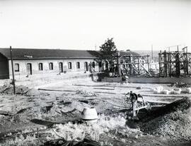 Construcción del nuevo depósito de automotores de la estación de Madrid - Cerro Negro de la línea...