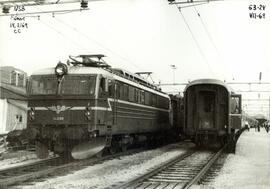 Locomotora eléctrica 14.2169 CC de los Ferrocarriles Estatales Noruegos (NSB), detenida en la est...