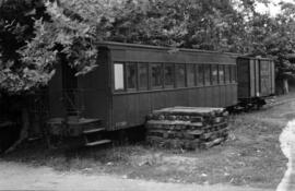 Coche de viajeros y furgón del ferrocarril económico de Reus a Salou, de vía estrecha y  conocido...