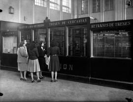 Viajeros consultando los paneles y tablones de información de la estación de Madrid - Príncipe Pío