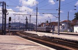 Unidad eléctrica de la línea Porto a Lisboa de CP, detenida en la estación de Porto - Campanhã