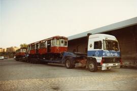 Descarga de coches de Metro de Madrid en las vías exteriores de la estación de Madrid - Delicias,...