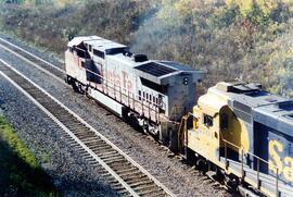 Vista parcial de las locomotoras diesel ATSF-945 (C40-8W) y ATSF-2704 (GP305), del Atchison, Tope...