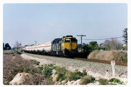 Locomotora diésel - eléctrica 333 - 026 de RENFE, fabricada por MACOSA y pintada en  amarillo y g...