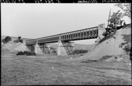 Sustitución de puentes metálicos. Excavación de los estribos, puente antiguo. Vista lateral. Líne...