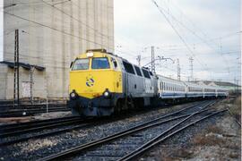 Locomotora diésel - eléctrica 333 - 040 de RENFE, fabricada por MACOSA y pintada en amarillo y gr...