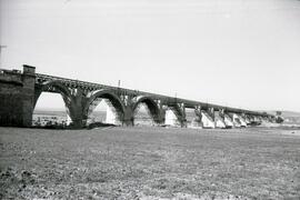 Sustitución del antiguo puente metálico sobre el río Guadiana. Línea de Mérida a Los Rosales (Sev...