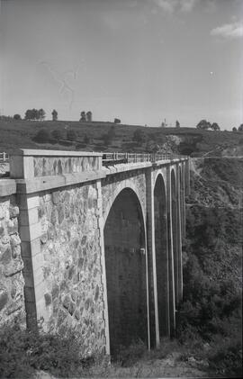 Viaducto sobre el río Ulla en el km 352,360 de la línea de Zamora a La Coruña, situado entre los ...