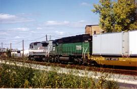 Locomotoras diesel LMX-8582 (B39-8) y BN-7095 (SD40-X), del Burlington Northern (BN), a su paso p...