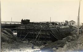 Construcción del puente de hormigón sobre la ribera de la Nicoba, también denominado río Nicoba, ...