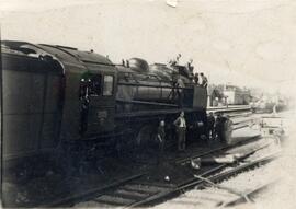 Locomotora de vapor 141 y personal en el depósito de Arcos de Jalón