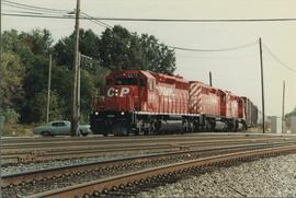 Tren nº 8 CP transportando contenedores, a su paso por Porter (Nueva York). Remolcado por dos loc...