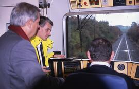 Miguel Corsini, Presidente de RENFE, en la cabina de conducción de un Tren Regional Diésel (TRD) ...