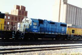 Vista de la locomotora EMD-763, a su paso por Clinton, Iowa.