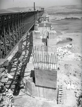 Sustitución del antiguo puente metálico de 11 tramos y 570,80 m sobre el río Guadiana, con vigas ...