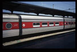 Composición de Talgo III en Madrid - Chamartín, con logotipo de Largo Recorrido de RENFE