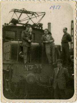 Personal ferroviario posando ante una locomotora eléctrica 6103 (ex serie Norte 6101 a 6106), lue...