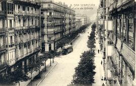 Vista de un tranvía y de la calle de Urbieta de San Sebastián