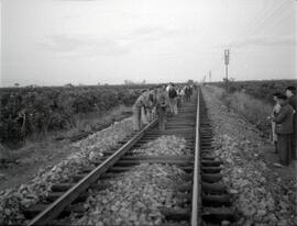 Personal ferroviario trabajando en la renovación de vía en el km 34 de la línea de Valencia a Tar...