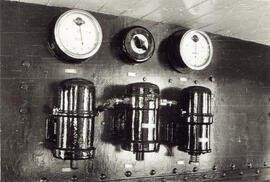 Aparatos de medida, relés e interruptor de calefacción de una locomotora eléctrica de la serie 70...