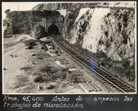 Vista de la vía y de la entrada en la boca del túnel a Sant Pol antes de comenzar los trabajos en...