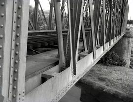 Puente metálico de dos tramos y 76 m, con vigas tipo Linville y Cruz de San Andrés. Situado en el...