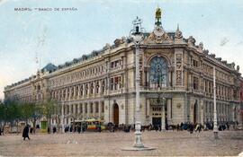 Vista general de la fachada principal del Banco de España de Madrid y de dos tranvías