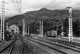 Catenaria en la zona de vías de la estación de Ribes de Freser de la línea de Ripoll a Puigcerdà
