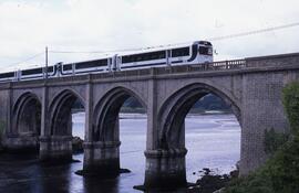 Composición FEVE formada por el automotor o unidad diésel de la serie 2400 de RENFE, con numeraci...