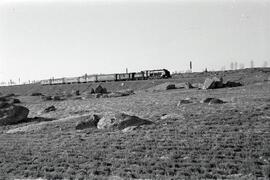 Locomotora de vapor posblemente con rodaje 240 o 241 remolcando una composición de viajeros a su ...