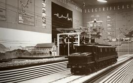 Instalación de electrificación de RENFE en la nave izquierda de la exposición del Centenario del ...