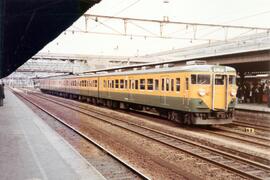 Composición formada por locomotora eléctrica y coches de viajeros, o unidad de tren eléctrica, de...