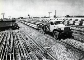 Fargo- Power Wagon WM300 de la empresa Dodge (Chrysler) transportando tramos de carril para la re...