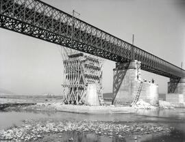 Sustitución del antiguo puente metálico de 11 tramos y 570,80 m sobre el río Guadiana, con vigas ...