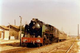 Perspectiva frontal de composición de tren con la locomotora de vapor 141F-2111 (subserie RENFE 1...