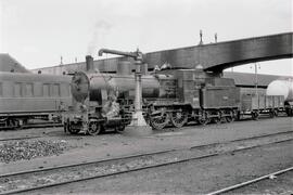 Locomotora de vapor de la serie 230 - 2001 a 2030 de RENFE, ex Norte nºs 1950 - 1979, vagón abier...