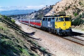 Locomotora diésel - eléctrica 333 - 107 de RENFE OPERADORA, fabricada por MACOSA y pintada en  am...