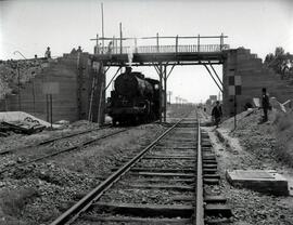 Paso superior del ferrocarril sobre las vías, en la estación de La Rinconada. Línea de Álzacar de...